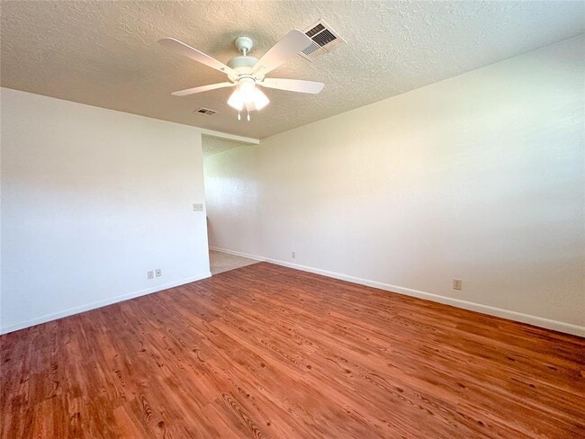 Building Photo - 833 Owl St