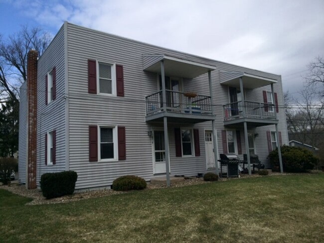 Building Photo - 2 bedroom, 1 bath Second Floor Apartment in Lemont