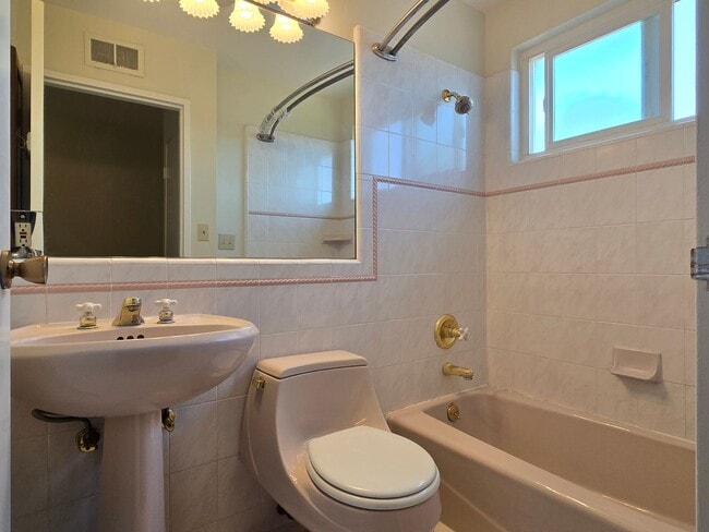 Building Photo - Spacious Split Level Home, Wood Floors, Fr...