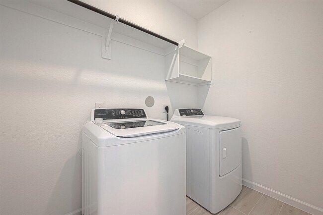 Building Photo - 5554 Amber Brook Ln