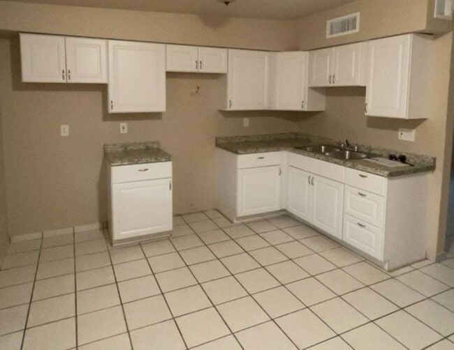 Building Photo - 1601 W San Ricardo Blvd