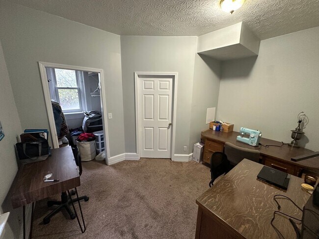 Building Photo - 5 Bedroom House Available Next to UC Campus