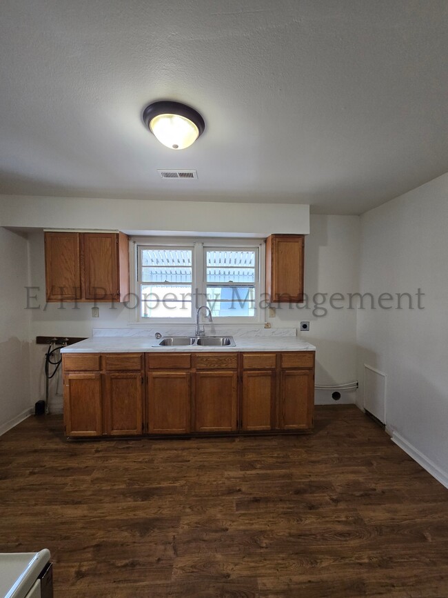 Building Photo - 826 S Fountain St
