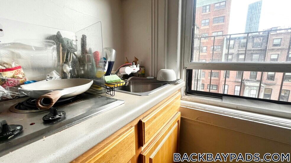 Building Photo - 405 Beacon St