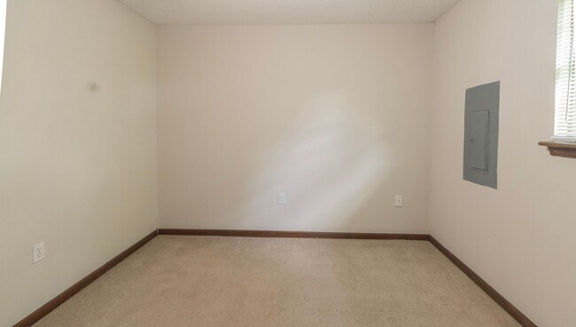 Building Photo - 613-615 Pear Tree Circle