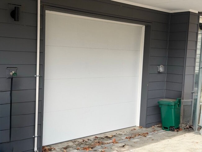 Building Photo - Modern 3-Level Townhome (2020) with Private Garage, Roof Deck & A/C