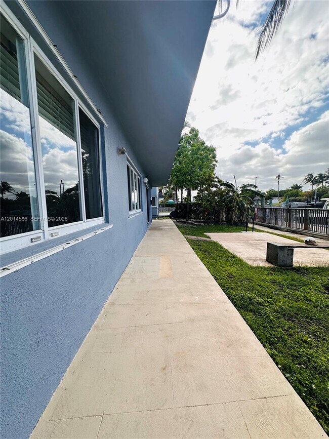 Building Photo - 2033 Calais Dr