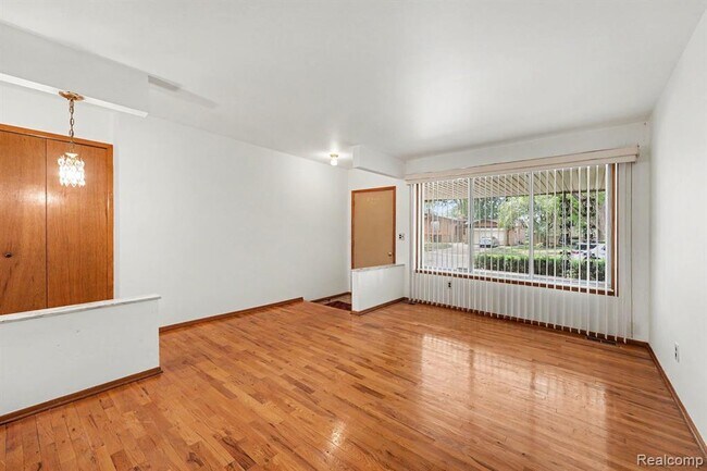 Building Photo - 35656 Saxony Dr
