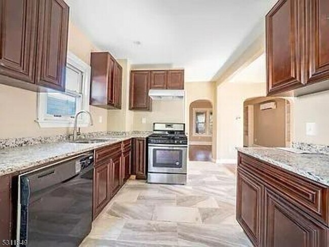 Building Photo - 422 E 5th Ave