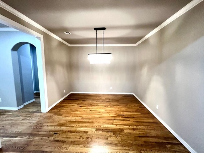 Building Photo - Stunning Home in Bixby Schools!