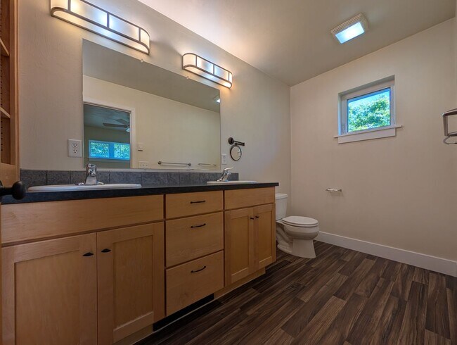 Building Photo - Beautiful 2-Bedroom, 2.5-Bath Condo Near Amazon Park!
