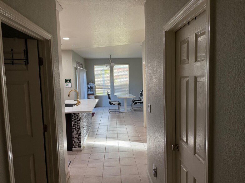 Building Photo - 1084 Huntly Dr