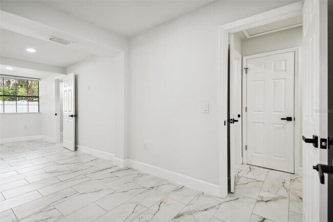 Building Photo - 4910 N Darby Ave