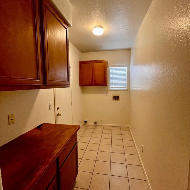 Building Photo - 5 BEDROOM VICTORVILLE HOME
