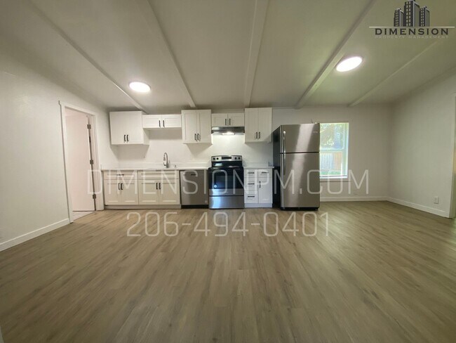 Building Photo - 4 Bed 2.5 Bath Remodelled Manufactured Home in Kent! Available NOW! Easy self showings!