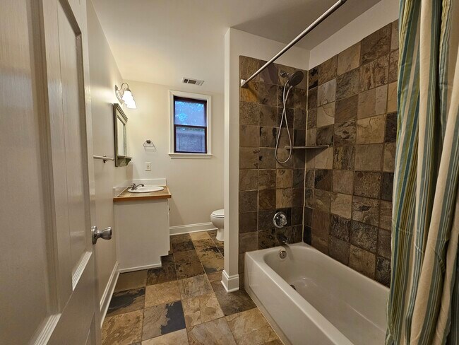 Building Photo - 492 Hemlock Dr