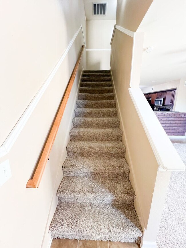 Building Photo - 2 Bedroom 1.5 Bath Townhome