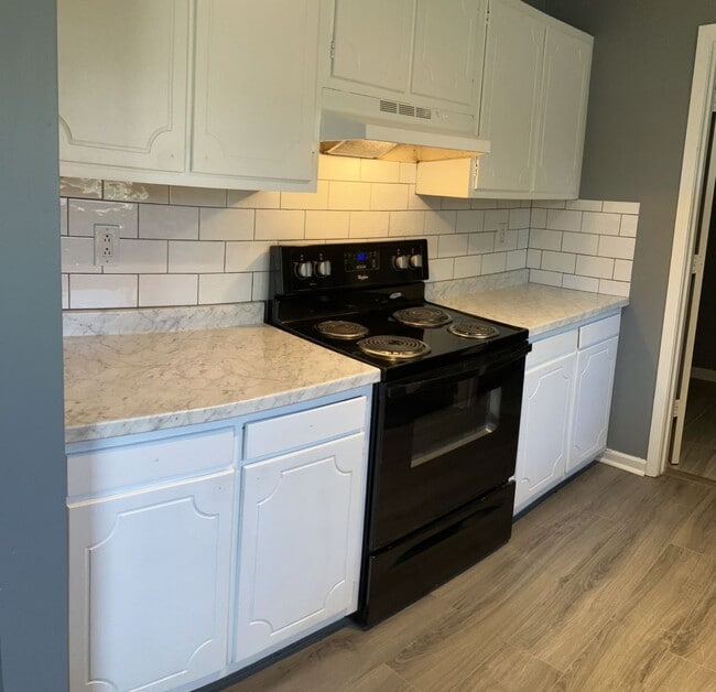 Building Photo - COMING SOON: Attractive Townhouse! 4 BR, 2...