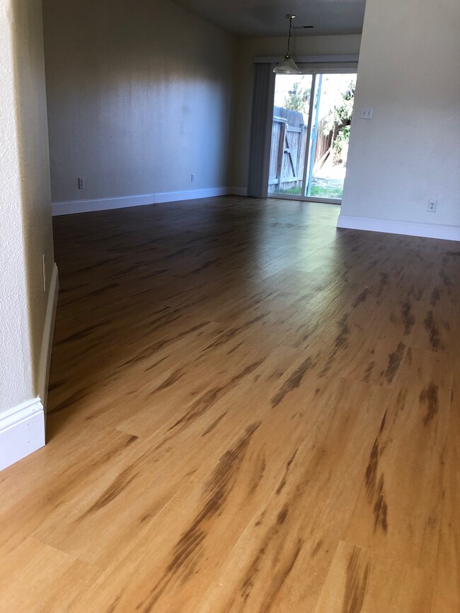 Living Room - 410 Valley Cir