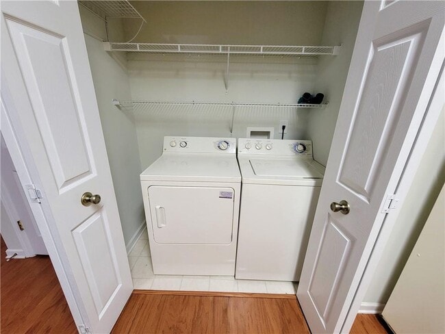 Building Photo - 216 Riverstone Pl