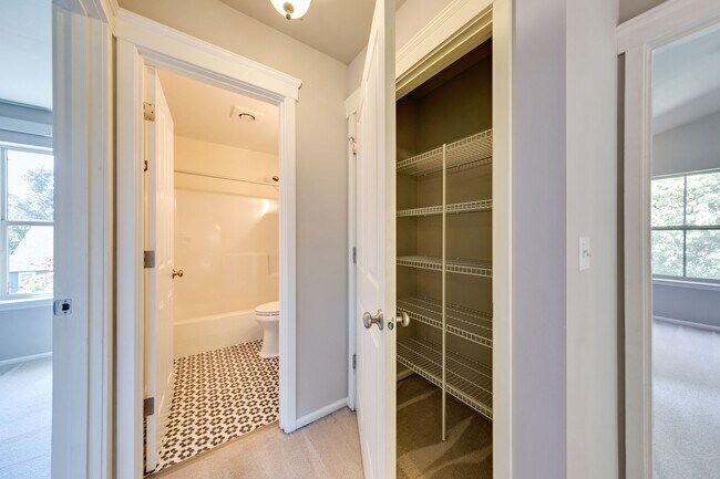 Building Photo - Beautiful Downtown Home