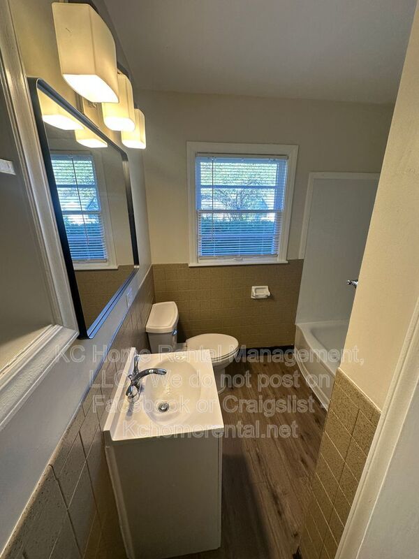 Building Photo - 6401 W 72nd Terrace