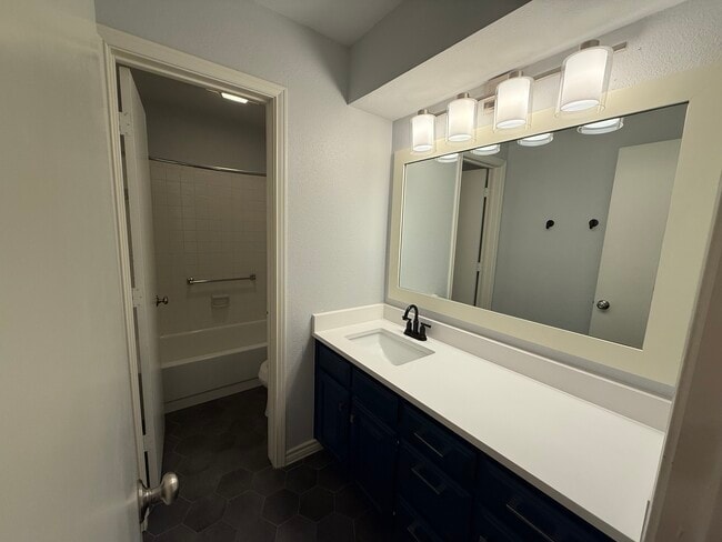 Building Photo - 2950 Crestline Dr