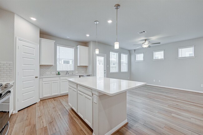 Building Photo - 1526 Lakeline Oak Dr