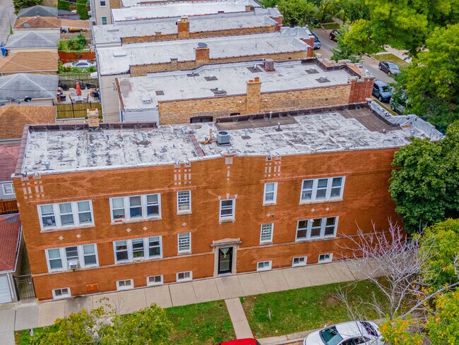 Building Photo - 3825 W Roscoe St