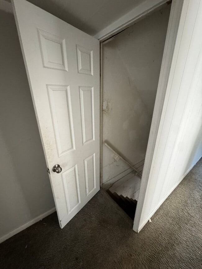 Building Photo - 4 Bedroom 1 Bathroom in Fineview!