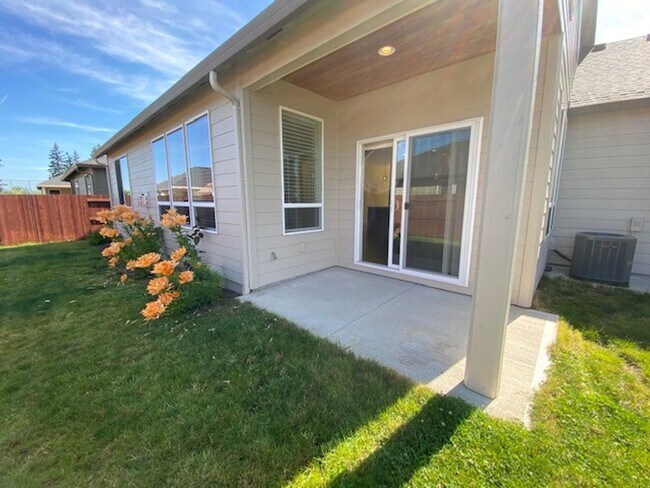 Building Photo - Classic & Modern Ranch in Battle Ground!