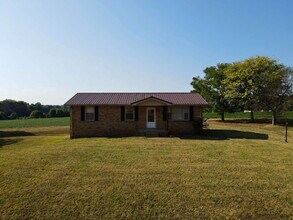 Building Photo - 3BR/2BA Home in Springfield surrounded by ...