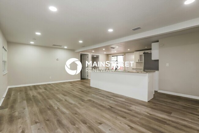 Building Photo - 3 Bedroom Pet-Friendly Home in ST PETERSBURG, FL with Main Street Renewal