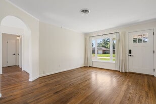 Building Photo - 2206 Stonecrest Dr