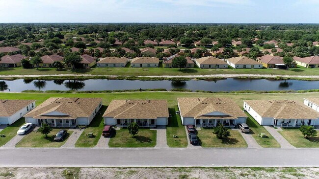 Building Photo - Your Season to Settle In – 3BR/2BA Duplex ...