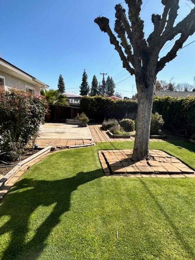 Building Photo - 749 E Wrenwood Ln