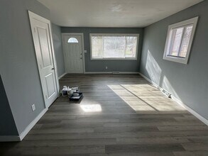 Building Photo - Available Now!  Renovated Southside 2BR/1BA duplex