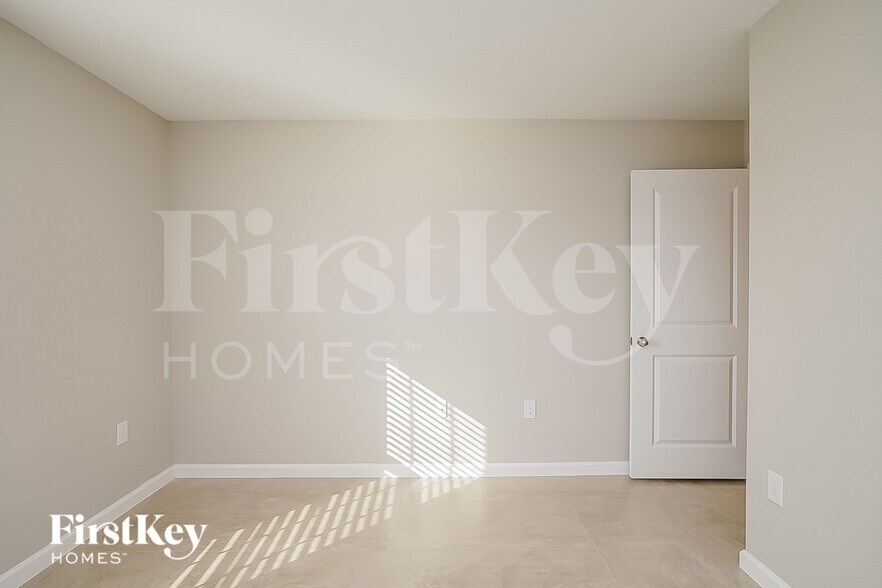 Building Photo - 429 Earhart Dr