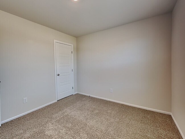 Building Photo - 529 St Charles Pl