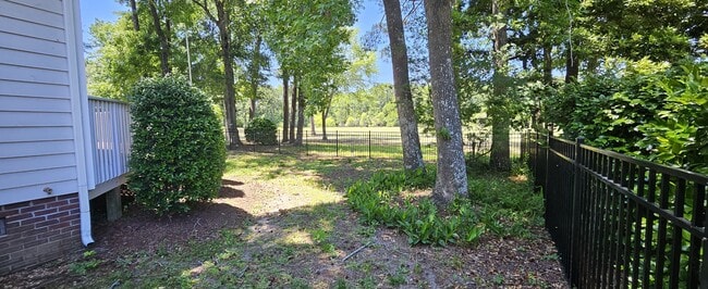Building Photo - 33 Fairway Dr