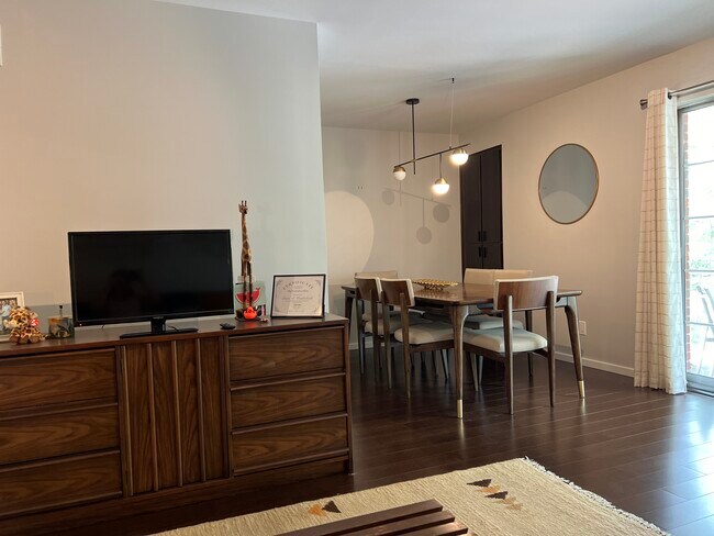 Building Photo - 1870 Fort St