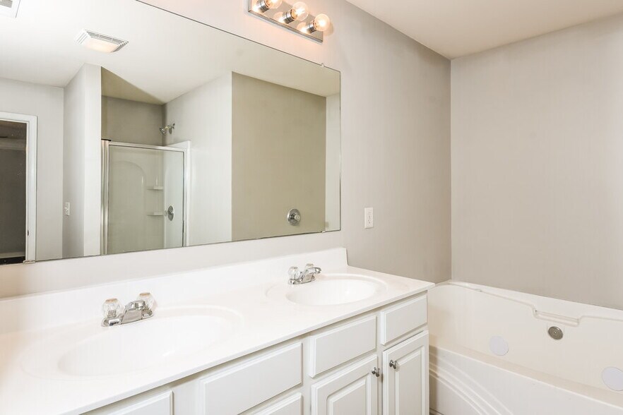 Building Photo - 3120 Englewood Dr