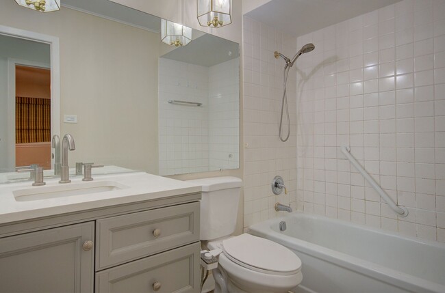 Building Photo - 2bd 1.5 ba 2 story townhome Palos Hills
