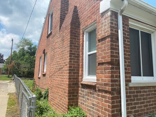 Building Photo - Renovated 3-Bedroom Home – We Welcome Sect...