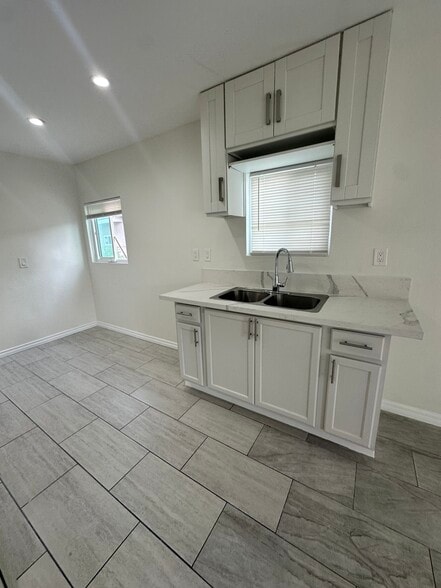 Building Photo - 731 W 99th St