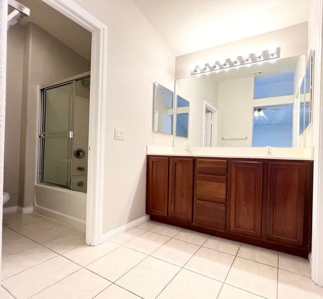 Building Photo - Beautiful single family Home in the SW Gated Community