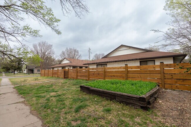 Building Photo - 750 W Dayton Ave