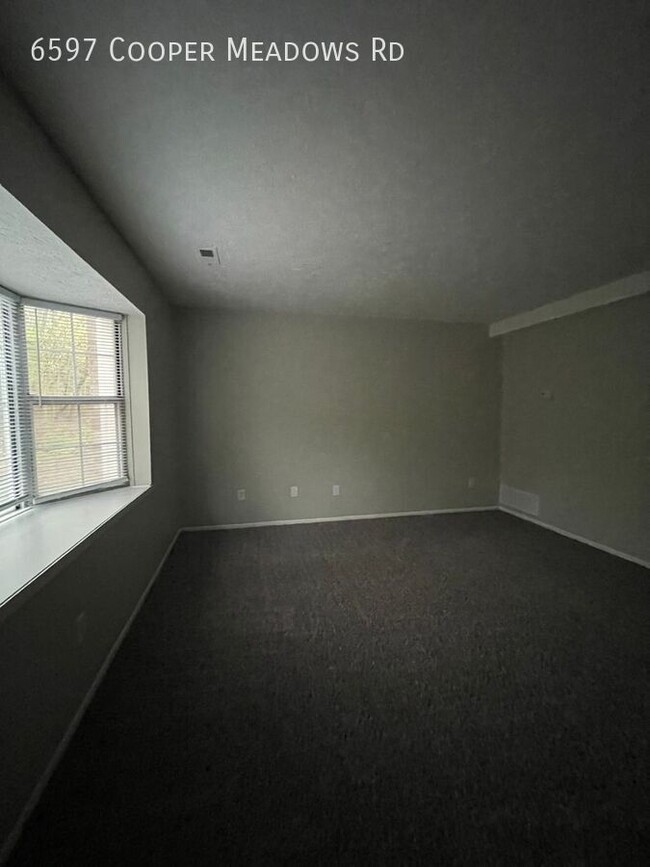 Building Photo - 2 Bed 2.5 Bath - Updated, Scenic, Convenient