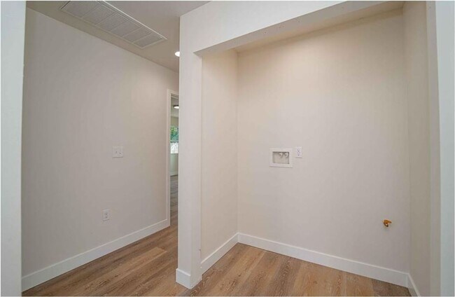Building Photo - 326 E 73rd St
