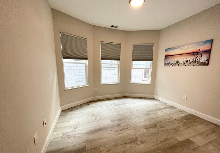 Building Photo - 117 Hillside St